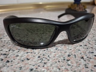 Gafas de sol Ray-Ban negras y doradas