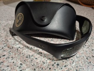 Gafas de sol Ray-Ban negras y doradas