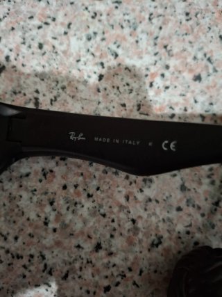 Gafas de sol Ray-Ban negras y doradas