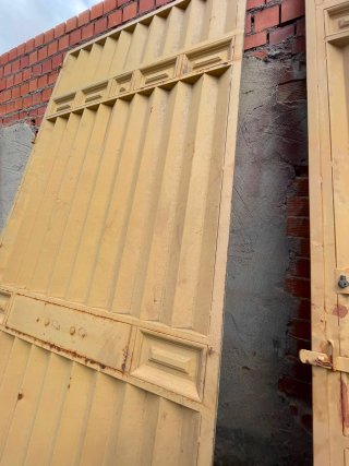 Puerta de hierro para garaje con marco