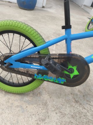 Bicicleta BMX azul y verde