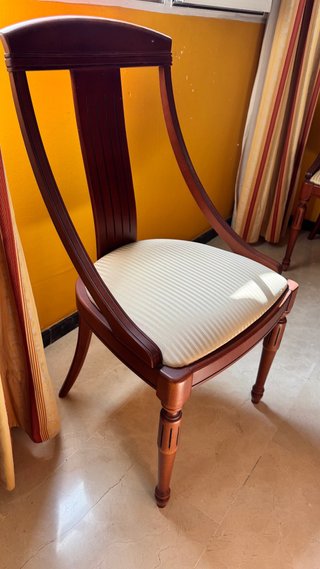 Silla de comedor de madera con asiento beige.