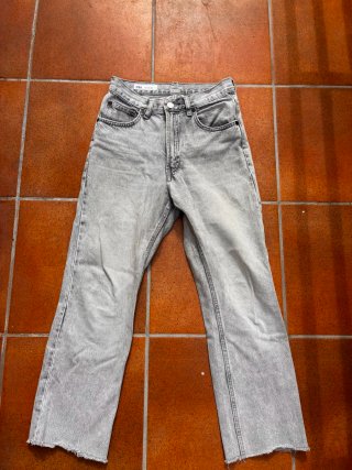 Pantalón vaquero Zara gris