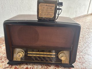 Radio antigua con voltímetro