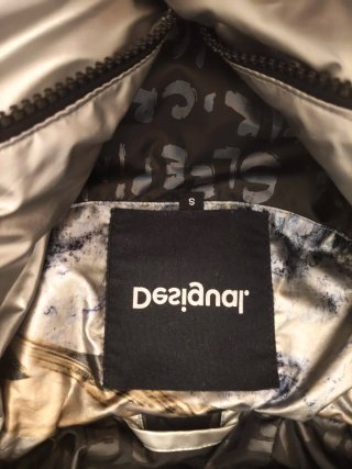 Plumífero Desigual plateado estampado