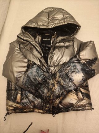 Plumífero Desigual plateado estampado