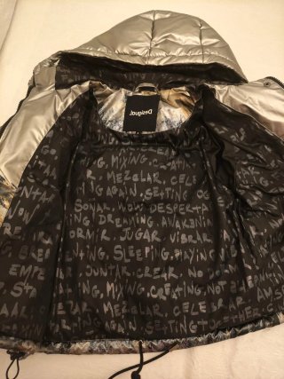 Plumífero Desigual plateado estampado