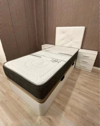 Divano in legno con materassi in memory foam
