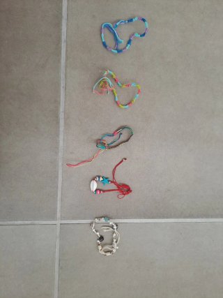 Pulseras variadas hechas a mano