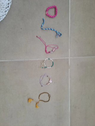 Pulseras variadas hechas a mano