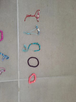 Pulseras variadas hechas a mano