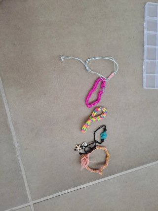 Pulseras variadas hechas a mano