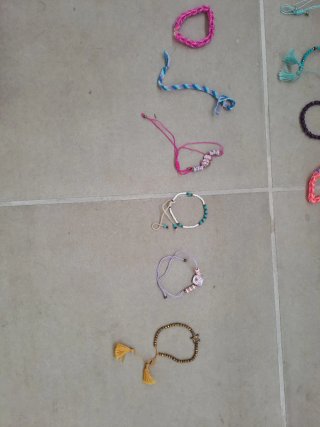 Pulseras variadas hechas a mano