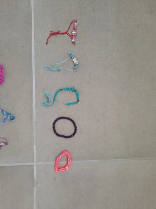 Pulseras variadas hechas a mano