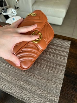 Borsa marrone con dettagli oro