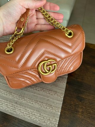 Borsa marrone con dettagli oro