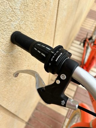 Bicicleta infantil Riverside 24” coral más casco