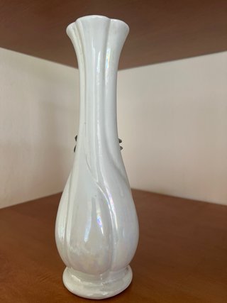 Jarrón y cenicero de porcelana con flores