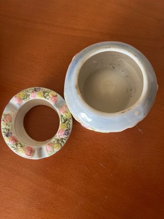 Jarrón y cenicero de porcelana con flores