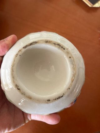 Jarrón y cenicero de porcelana con flores