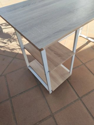 Escritorio madera y metal con estantes