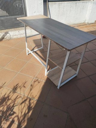Escritorio madera y metal con estantes