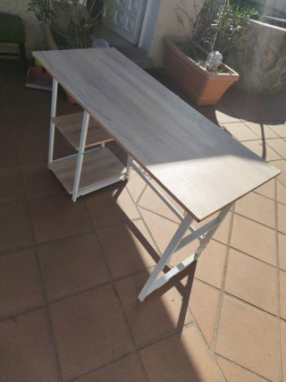 Escritorio madera y metal con estantes