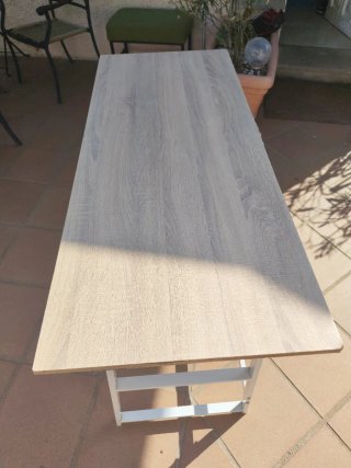 Escritorio madera y metal con estantes