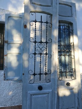 Puertas antiguas de madera con rejas Y ventanales