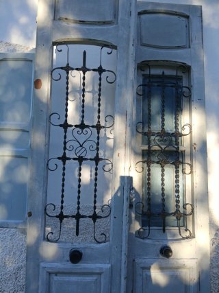 Puertas antiguas de madera con rejas Y ventanales