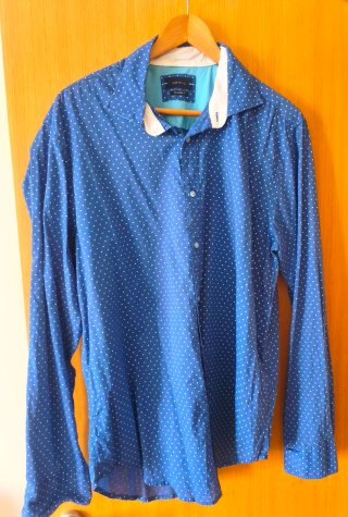 Camisa de vestir azul con puntos blancos Talla M-L