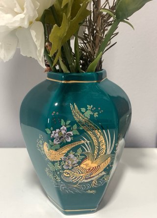 Jarrón chino decorativo con aves doradas