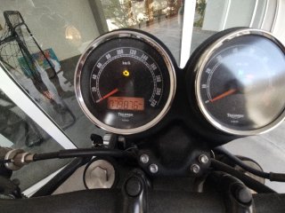 Triumph Bonneville T100 Negra