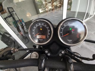 Triumph Bonneville T100 Negra