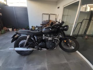 Triumph Bonneville T100 Negra