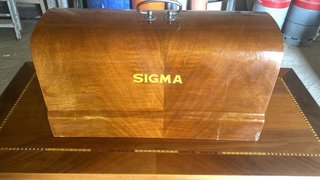 Máquina de coser Sigma antigua con mueble