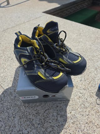 Zapatos de trabajo Cofra azul y amarillo