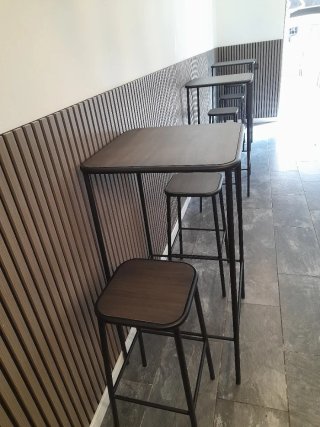 Mesas altas y taburetes + sillas