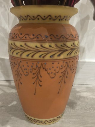 Jarrón decorativo en tonos tierra.
