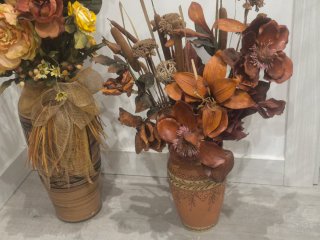 Jarrón decorativo en tonos tierra.