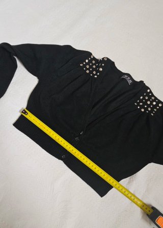 Chaqueta corta de punto con tachuelas plateadas