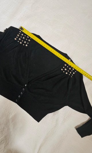 Chaqueta corta de punto con tachuelas plateadas