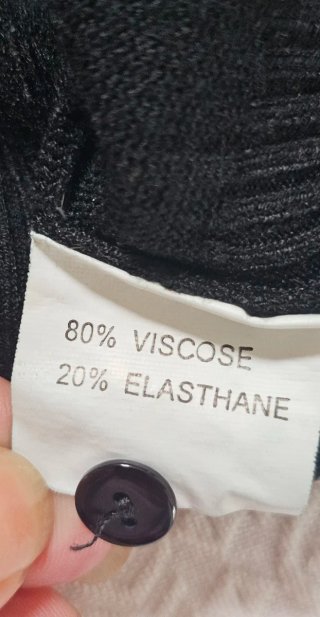 Chaqueta corta de punto con tachuelas plateadas