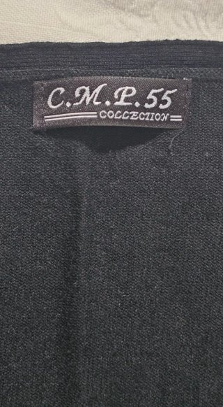 Chaqueta corta de punto con tachuelas plateadas