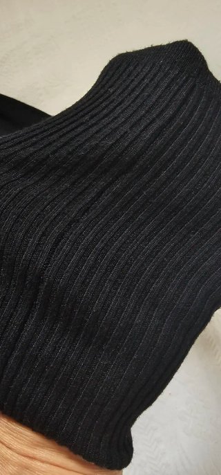 Chaqueta corta de punto con tachuelas plateadas