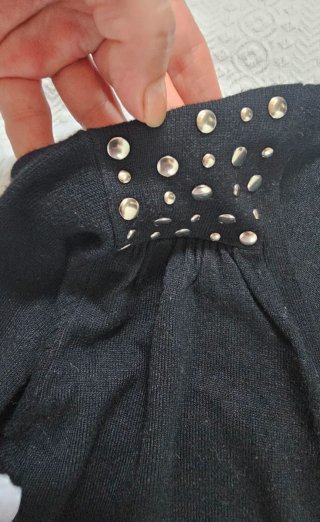 Chaqueta corta de punto con tachuelas plateadas