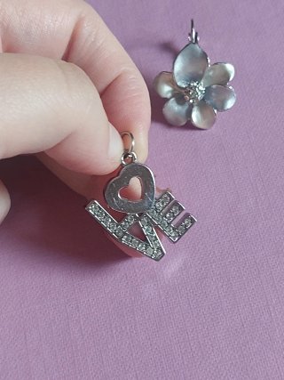 Orecchini e ciondolo LOVE zirconi