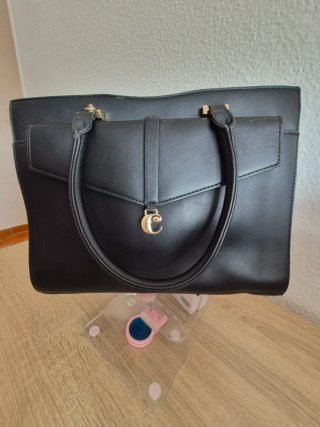 Hermosa cartera Cacharel negra