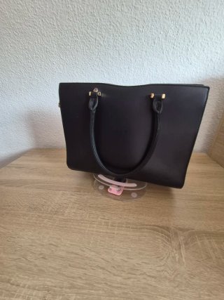 Hermosa cartera Cacharel negra