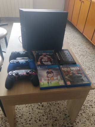 PS4 (PlayStation 4) Negra + 3 mandos